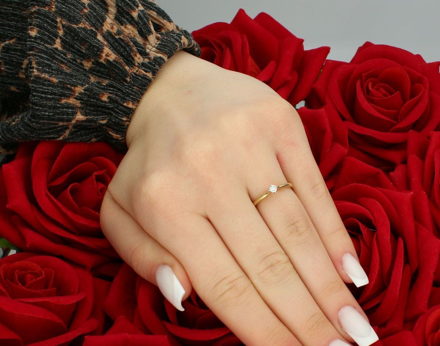 Złoty pierścionek damski 585 Subtelny diament R 4316. Piękna, kobieca biżuteria wykonana z żółtego 14-karatowego złota, ozdobiona centralnie osadzonym diamentem o masie 0,03ct 1.jpg